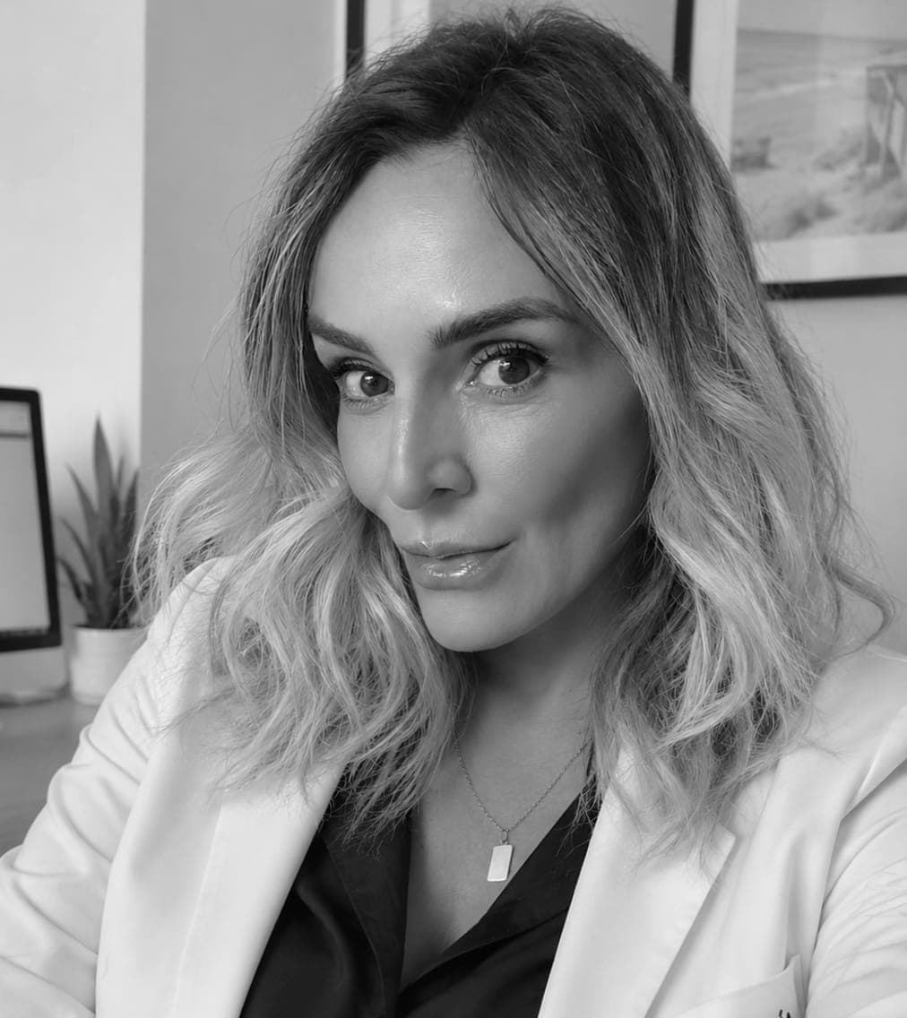 La Dra. Paulina Cuevas Messenger, especialista en Reumatología, en su consulta